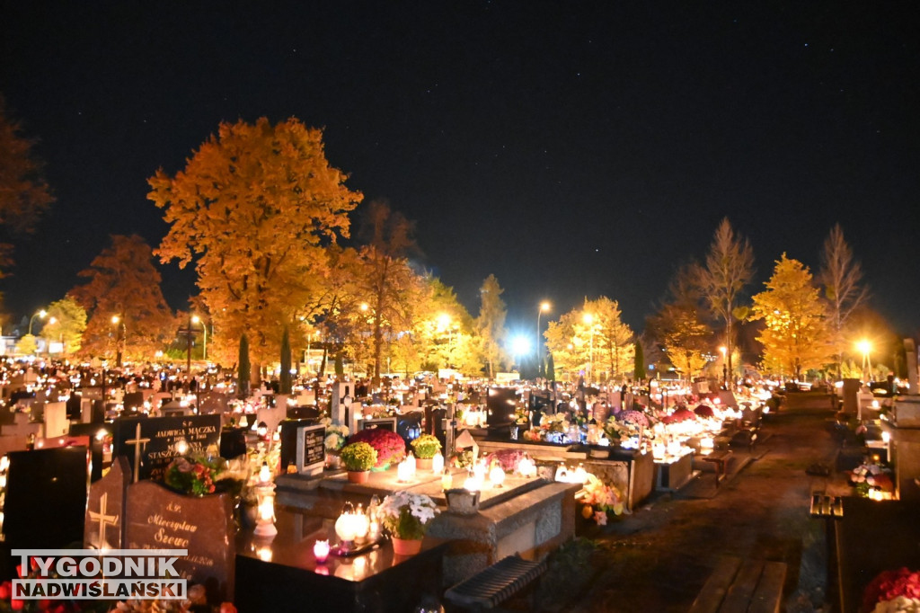 Tarnobrzeski cmentarz nocą