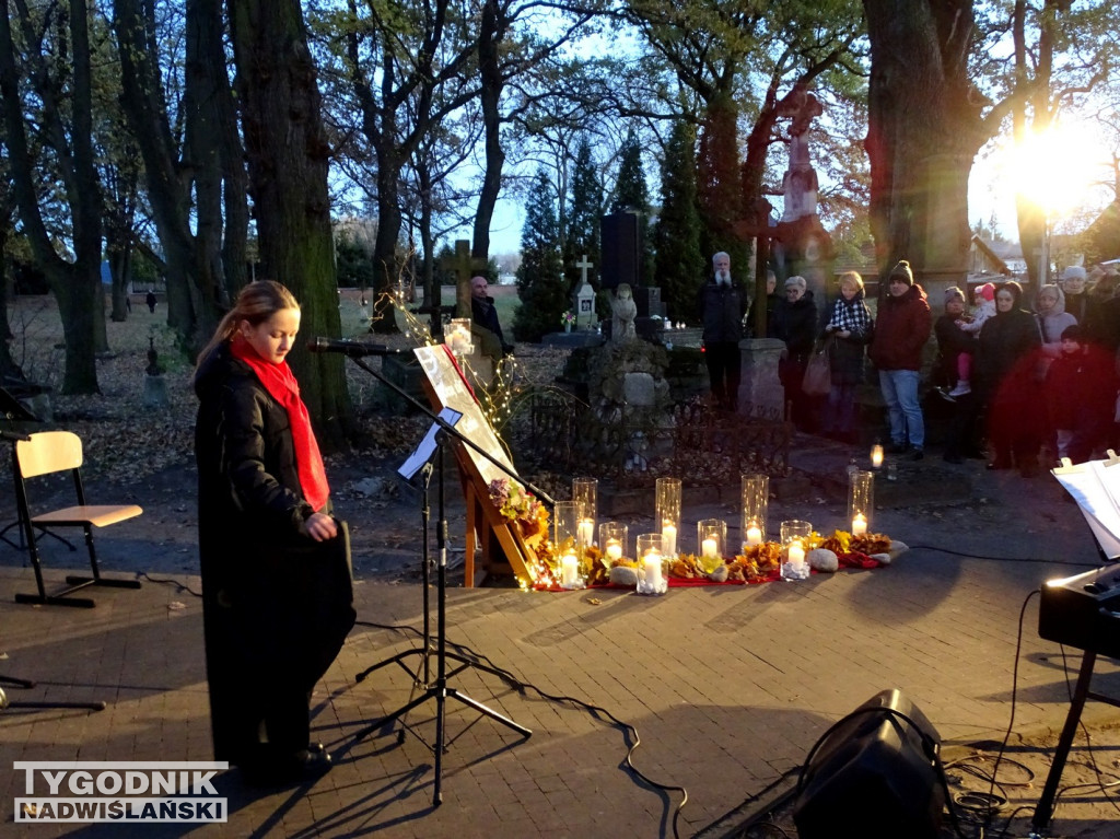 Zaduszki na cmentarzu 