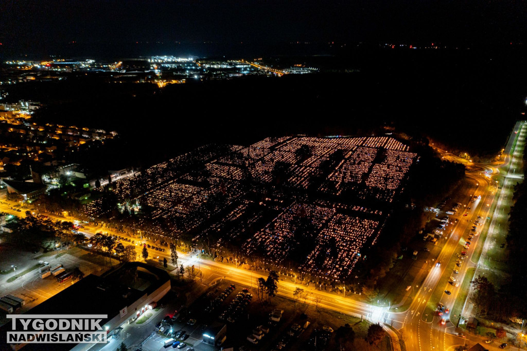 Tarnobrzeski cmentarz nocą