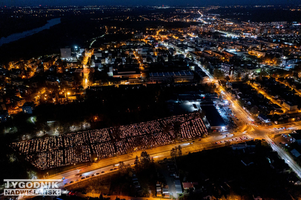 Tarnobrzeski cmentarz nocą