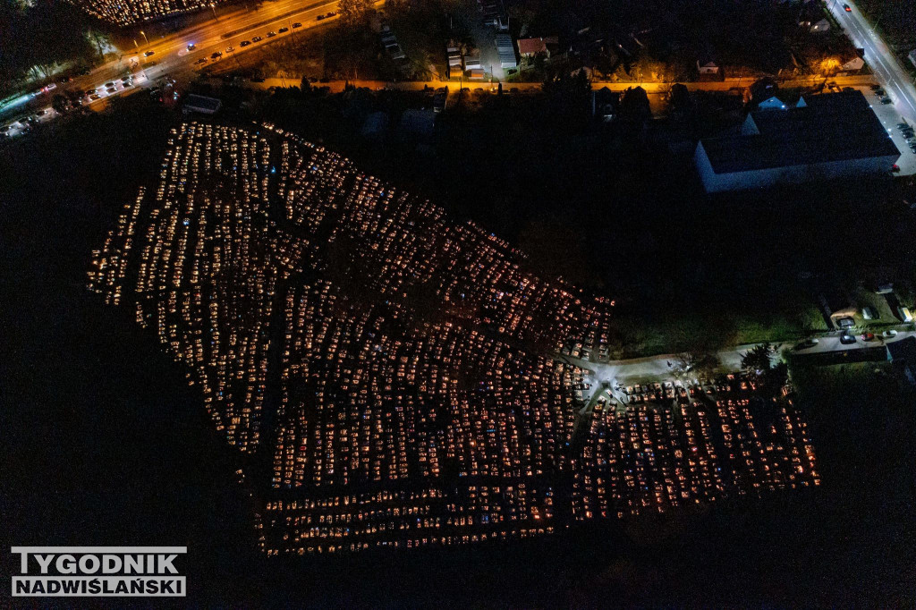 Tarnobrzeski cmentarz nocą