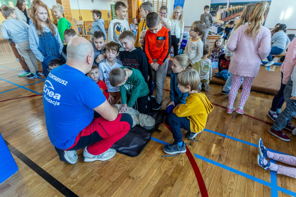 Wolontariusze Enei edukują uczniów