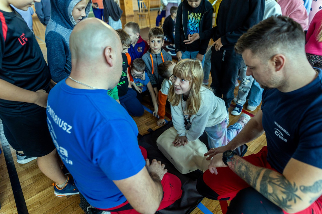 Wolontariusze Enei edukują uczniów