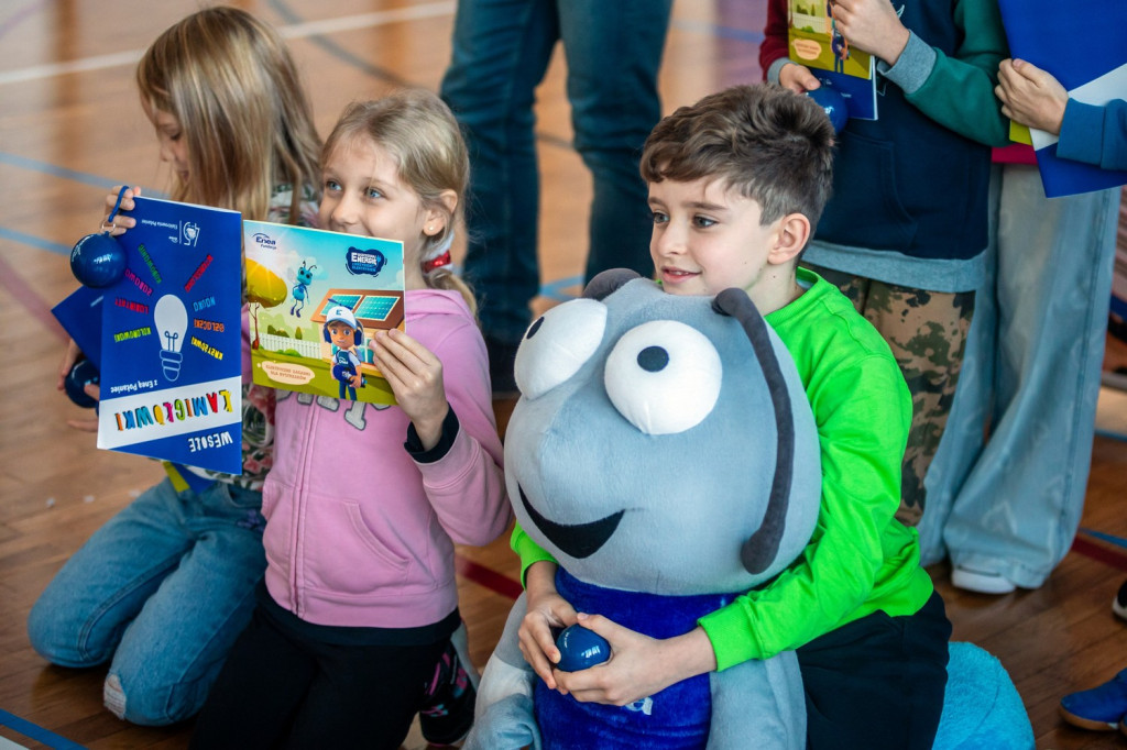 Wolontariusze Enei edukują uczniów