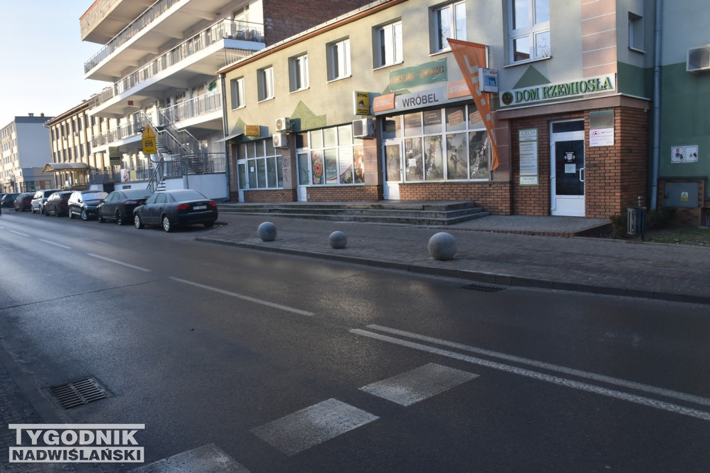 Kule blokujące wjazd na chodnik na ul. Targowej