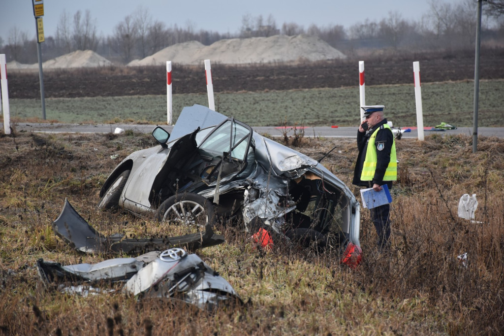 Zalesie Gorzyckie. Samochód wjechał pod pociąg