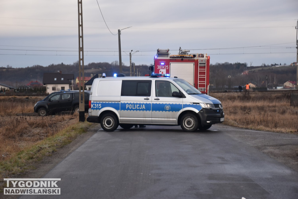 Zalesie Gorzyckie. Samochód wjechał pod pociąg