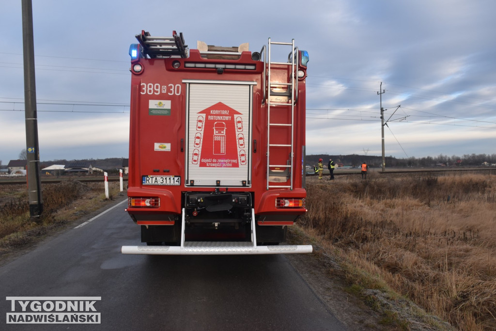 Zalesie Gorzyckie. Samochód wjechał pod pociąg