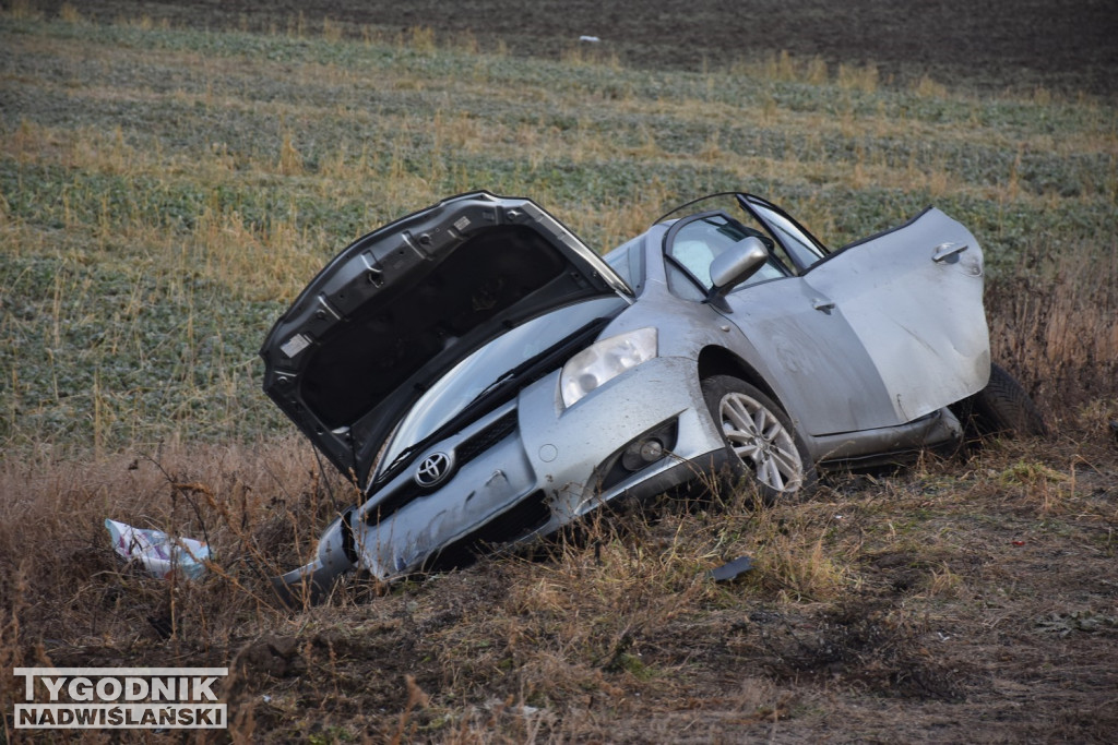 Zalesie Gorzyckie. Samochód wjechał pod pociąg