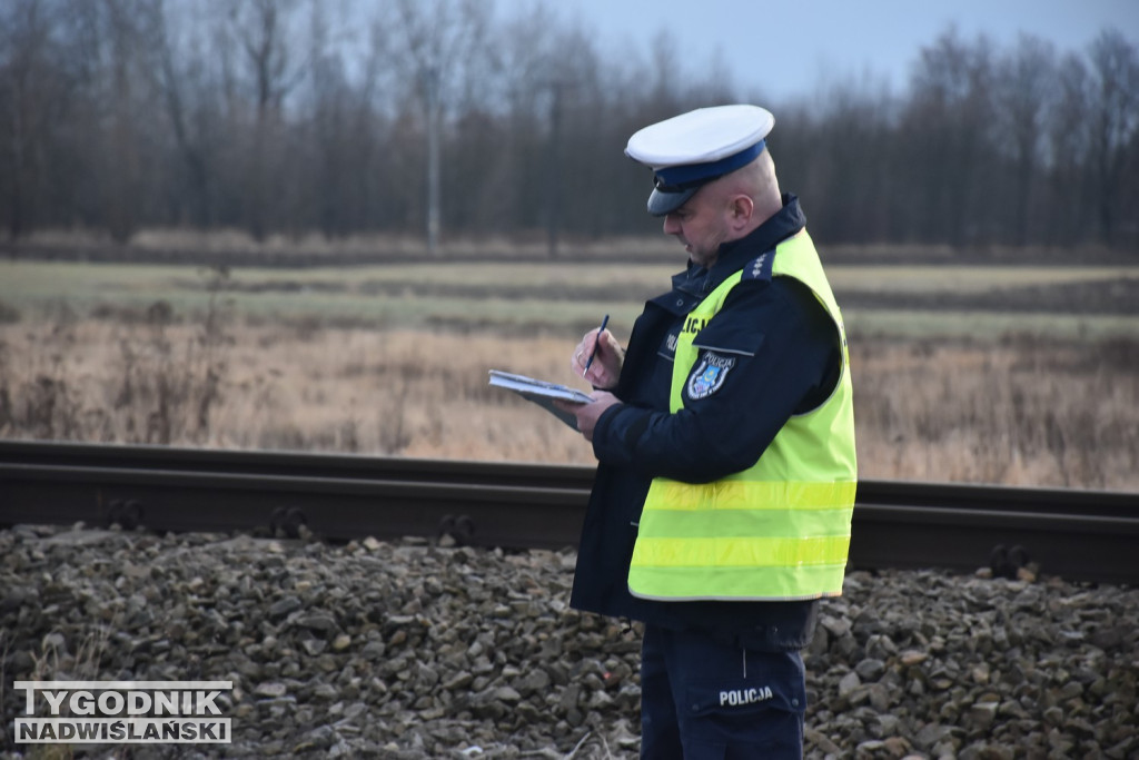 Zalesie Gorzyckie. Samochód wjechał pod pociąg