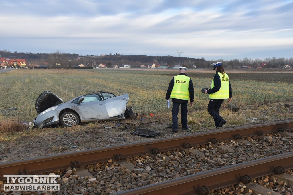 Zalesie Gorzyckie. Samochód wjechał pod pociąg