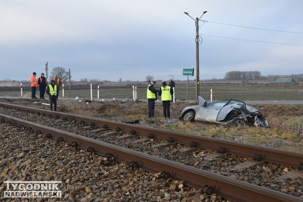 Zalesie Gorzyckie. Samochód wjechał pod pociąg