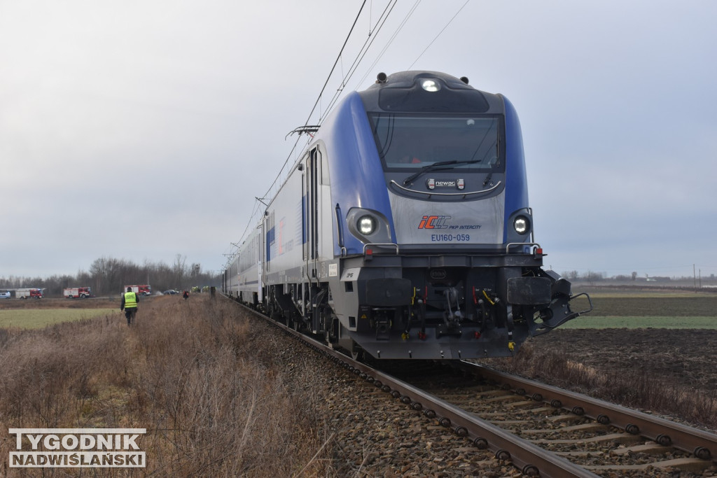 Zalesie Gorzyckie. Samochód wjechał pod pociąg