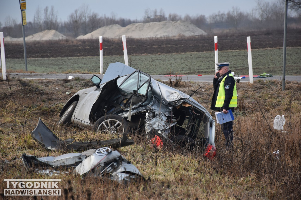 Zalesie Gorzyckie. Samochód wjechał pod pociąg