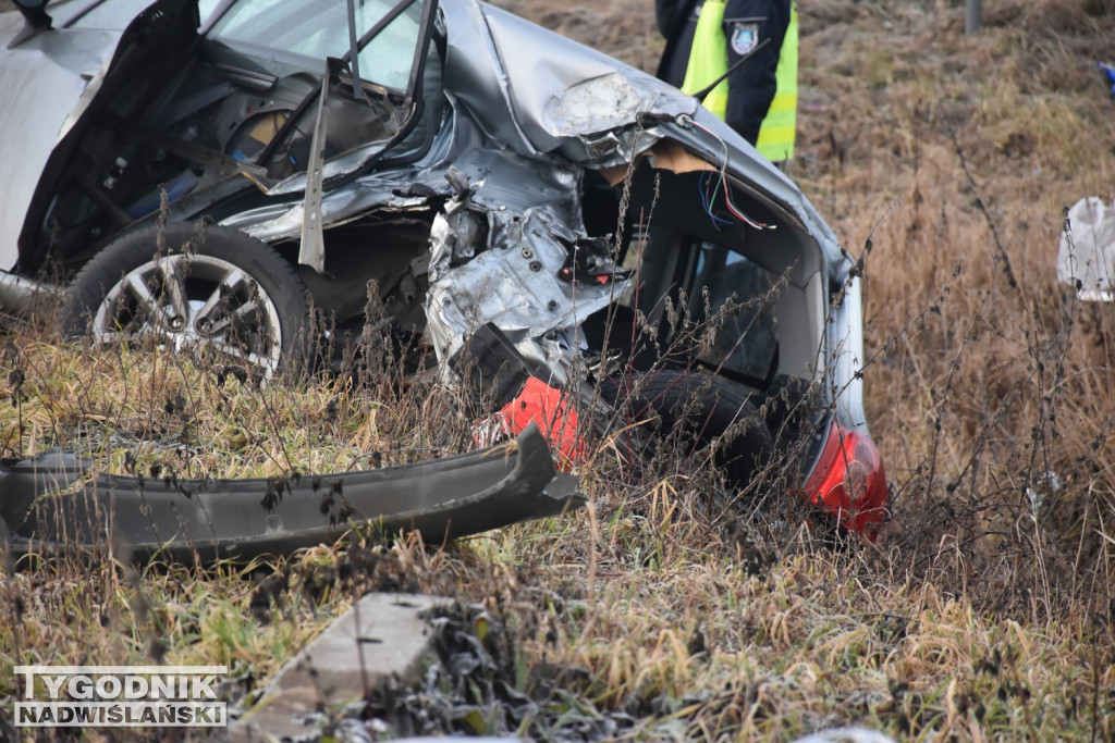 Zalesie Gorzyckie. Samochód wjechał pod pociąg