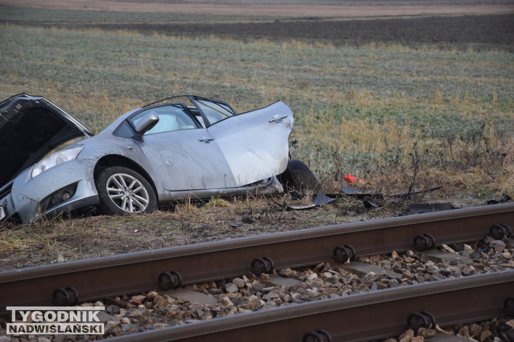 Zalesie Gorzyckie. Samochód wjechał pod pociąg