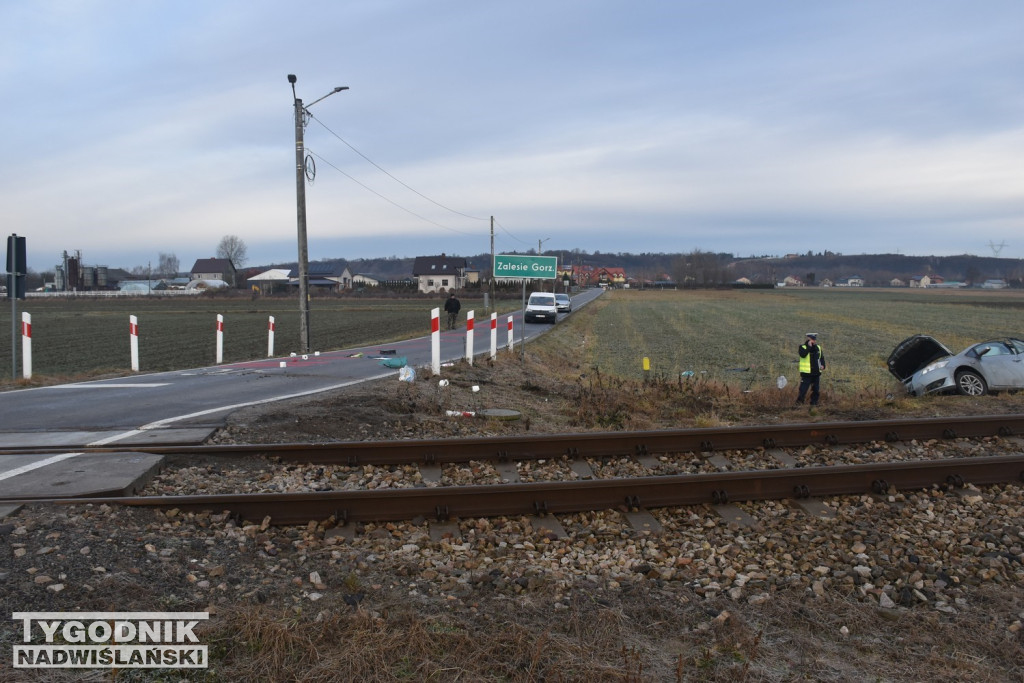 Zalesie Gorzyckie. Samochód wjechał pod pociąg