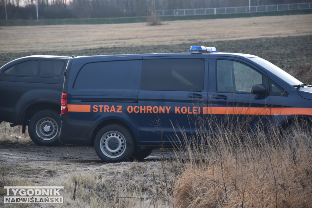 Zalesie Gorzyckie. Samochód wjechał pod pociąg