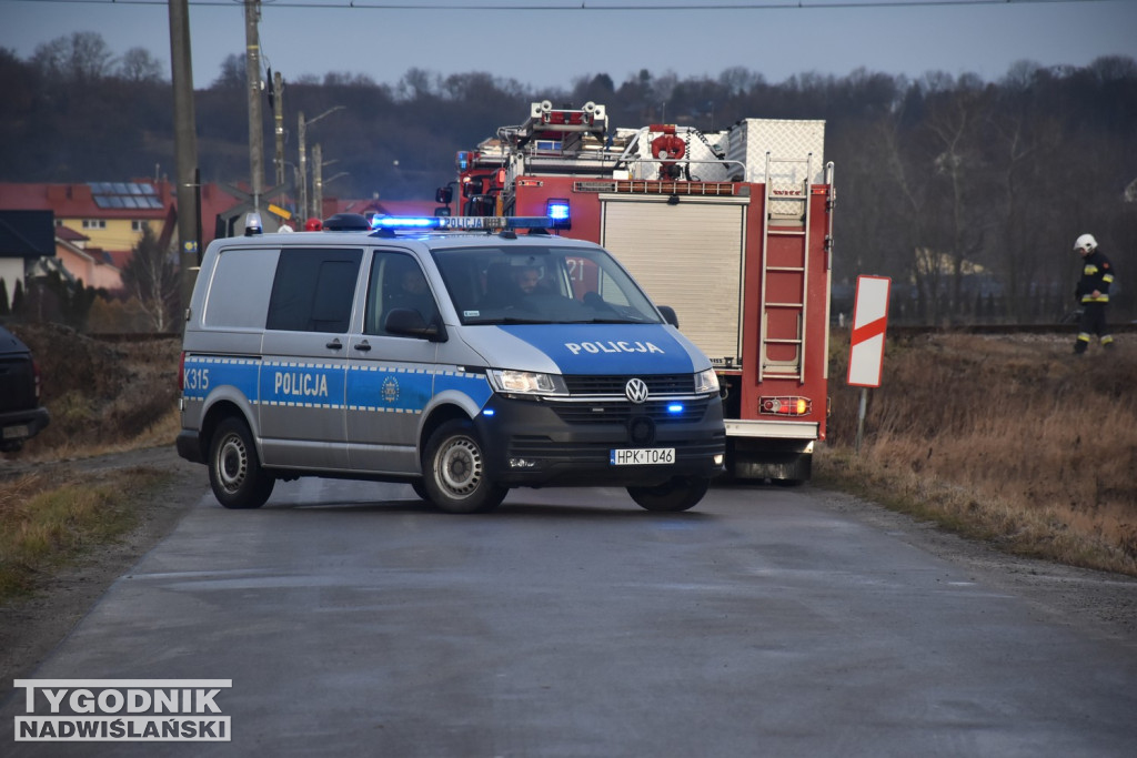 Zalesie Gorzyckie. Samochód wjechał pod pociąg