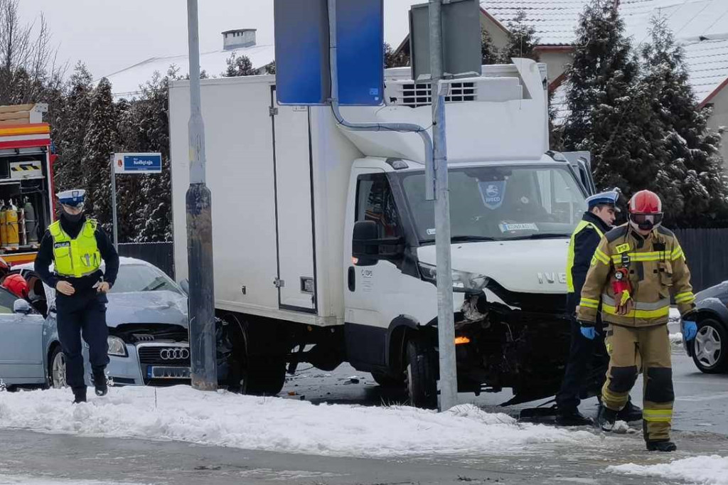 Stalowa Wola. Wypadek na skrzyżowaniu ulicy Piaskowej i Alei Jana Pawła II