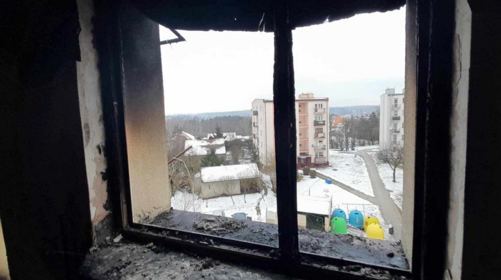 Zniszczone przez pożar mieszkanie w Staszowie
