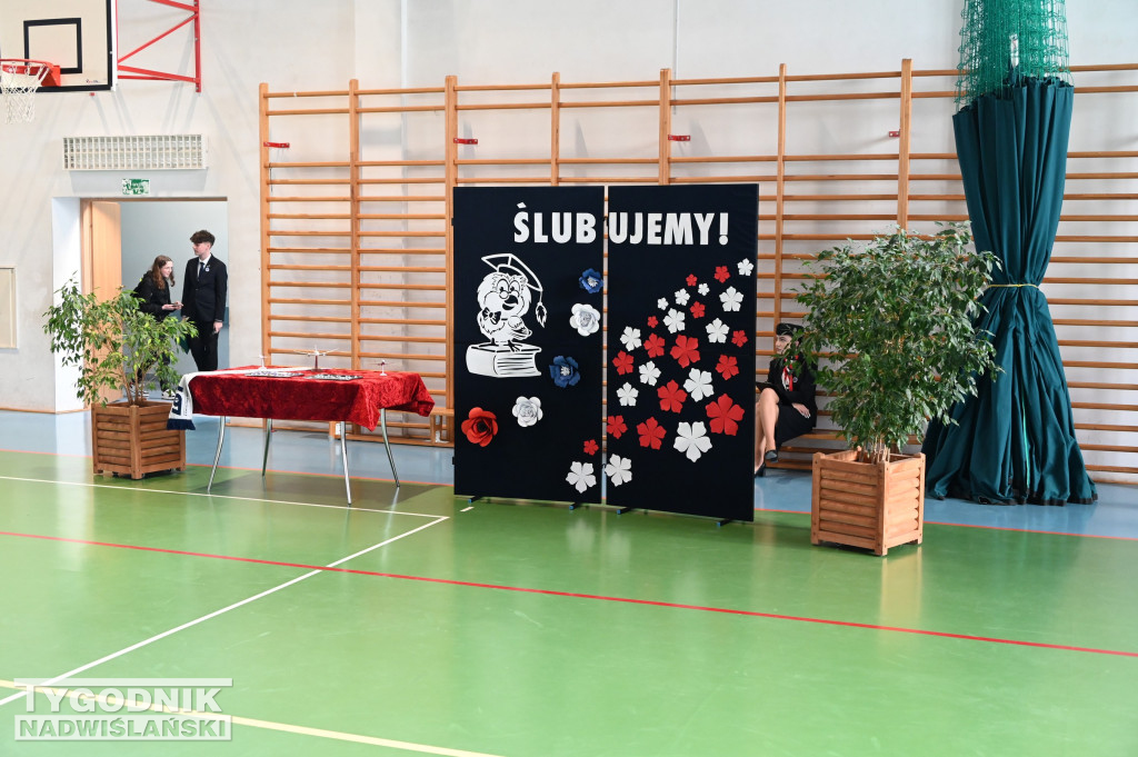Nowe stewardessy i nowi stewardzi zaprzysiężeni