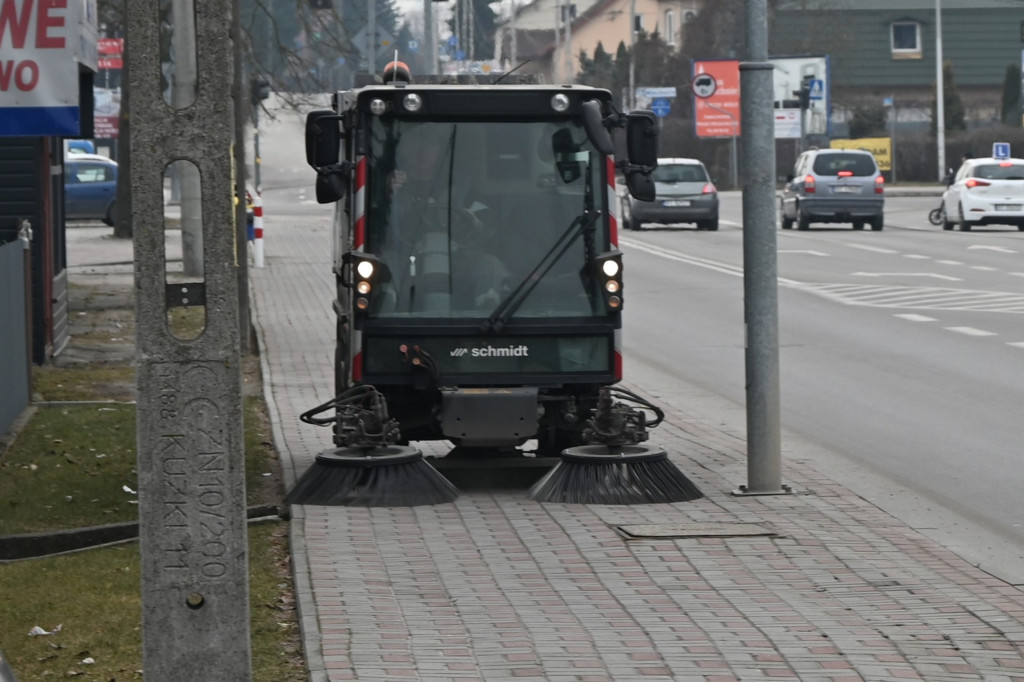 Sprzątanie ulic i chodników po akcji \\\