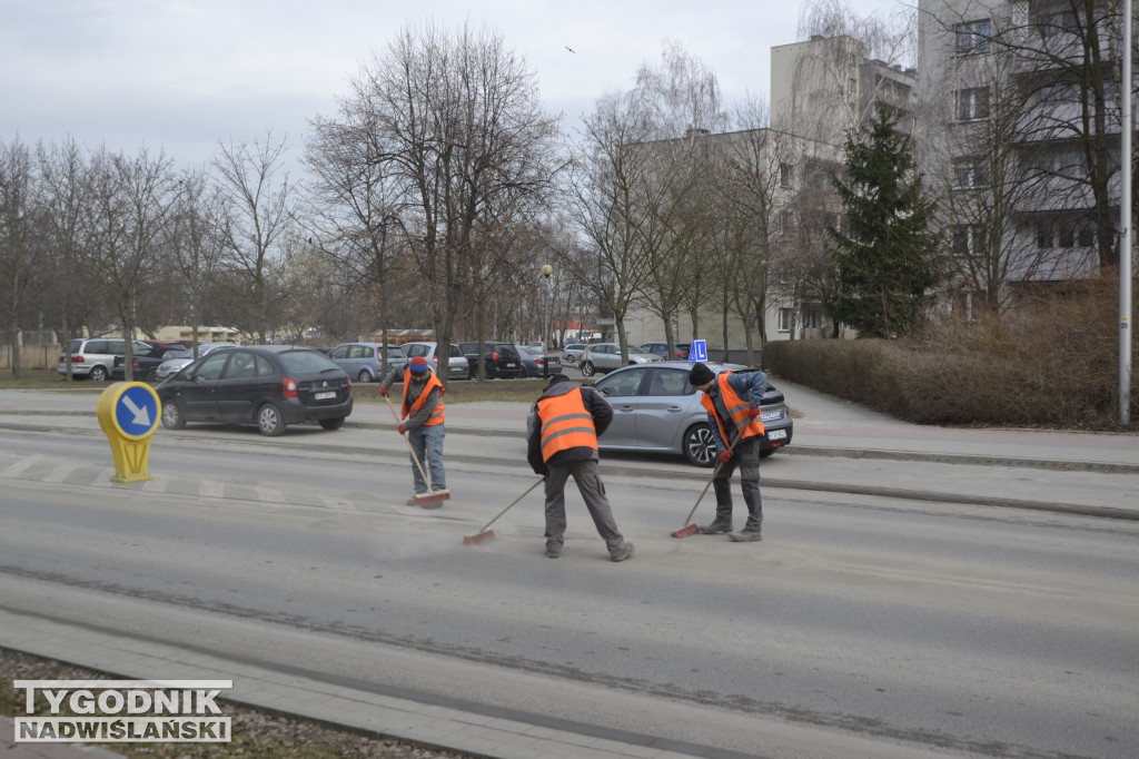 Sprzątanie ulic i chodników po akcji \\\