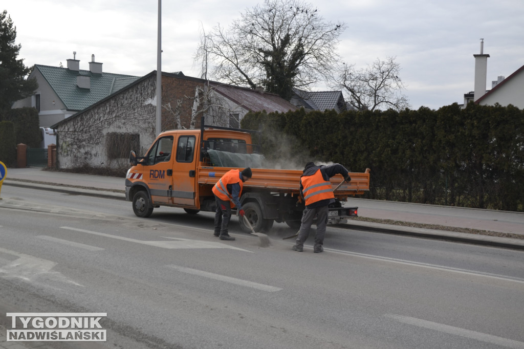 Sprzątanie ulic i chodników po akcji \\\