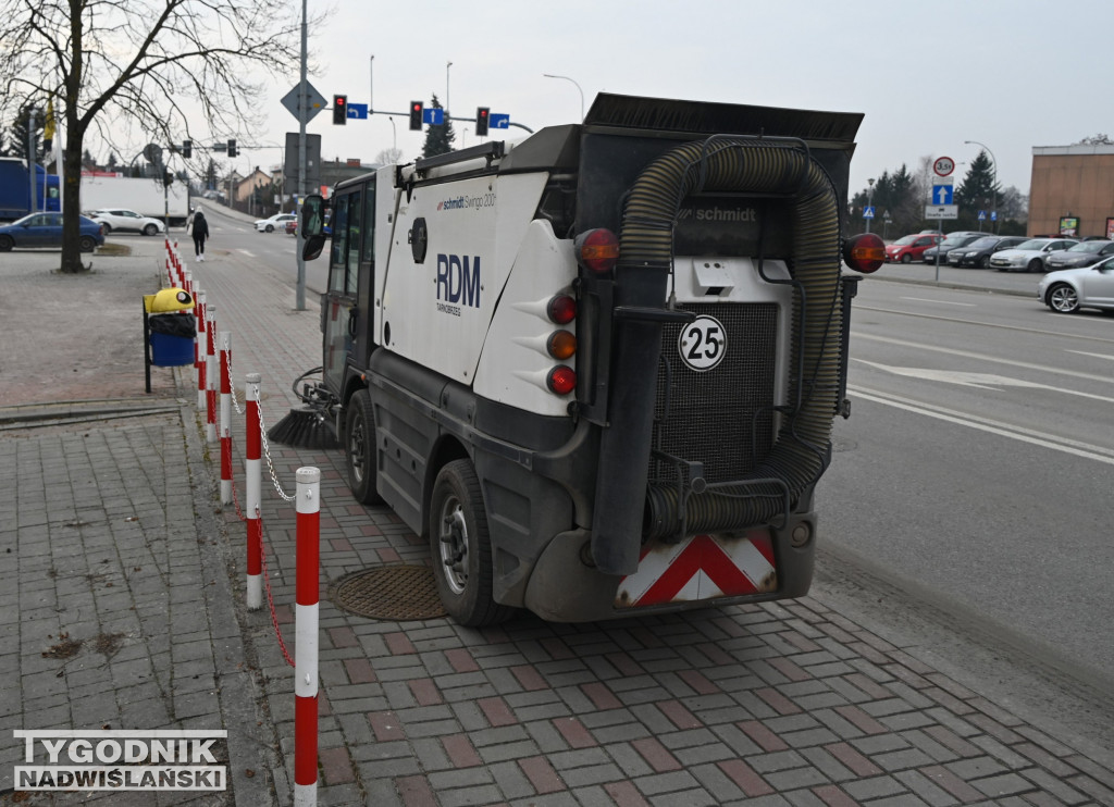 Sprzątanie ulic i chodników po akcji \\\