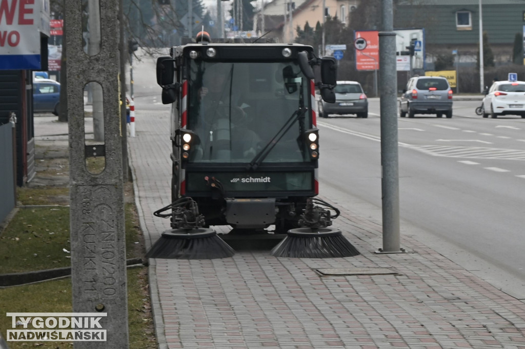 Sprzątanie ulic i chodników po akcji \\\