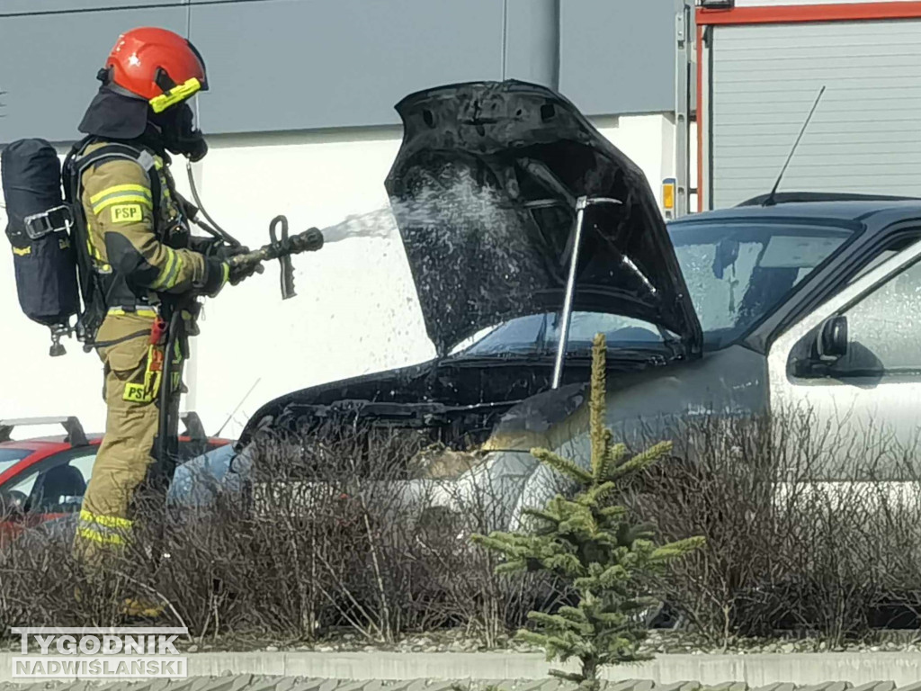 Pożar samochodu na parkingu w Stalowej Woli