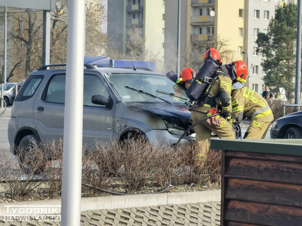 Pożar samochodu na parkingu w Stalowej Woli