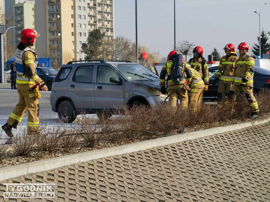 Pożar samochodu na parkingu w Stalowej Woli