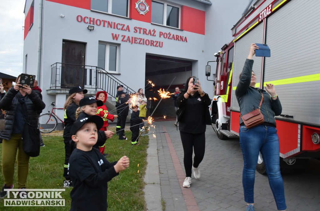 Powitanie wozu strażackiego w Zajeziorzu