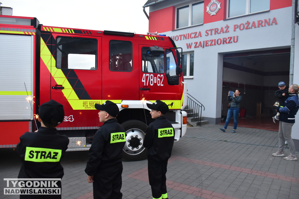 Powitanie wozu strażackiego w Zajeziorzu