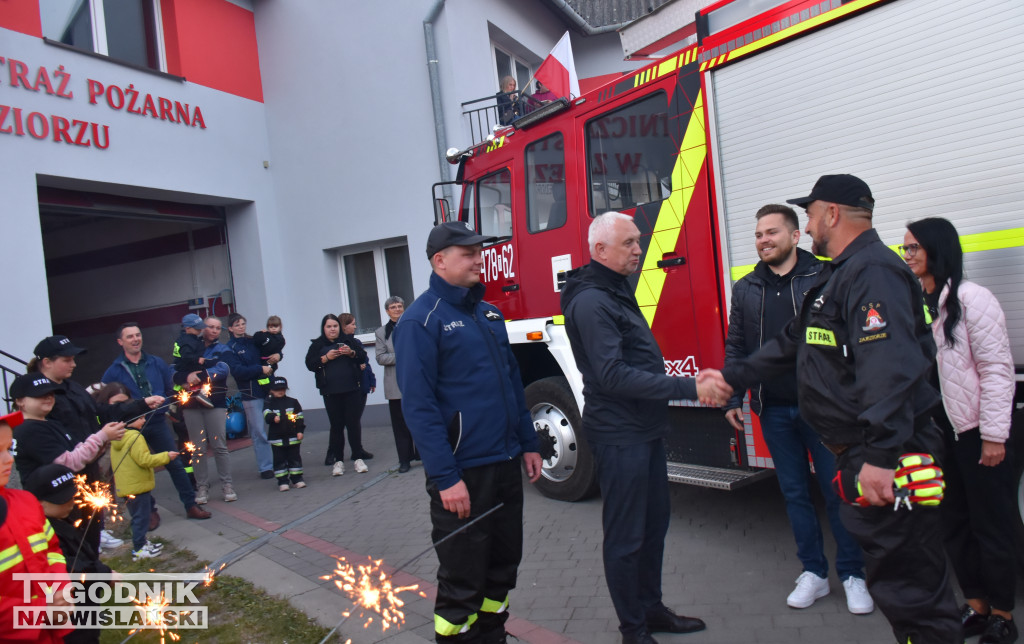 Powitanie wozu strażackiego w Zajeziorzu