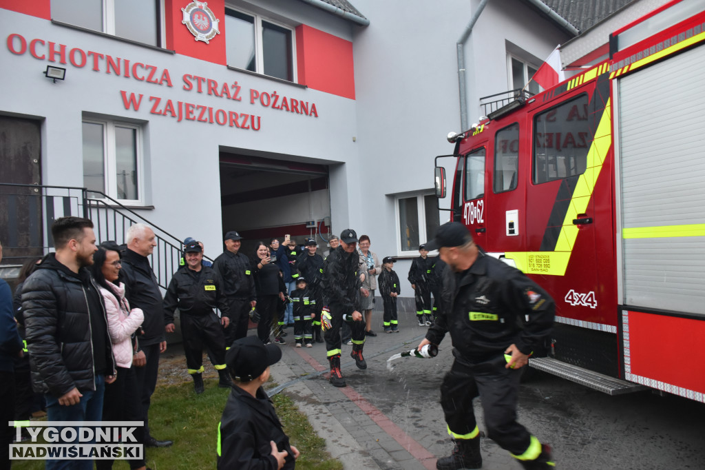 Powitanie wozu strażackiego w Zajeziorzu
