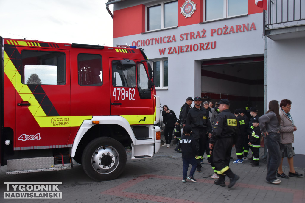 Powitanie wozu strażackiego w Zajeziorzu