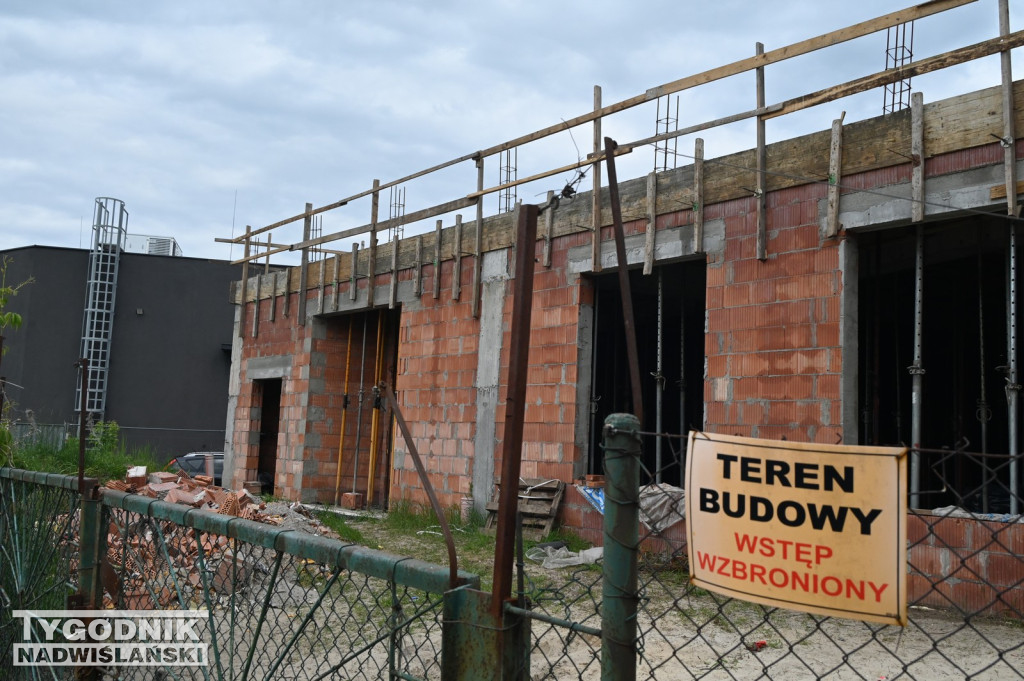 Wznowiona budowa budynku wielofunkcyjnego w Tarnobrzegu
