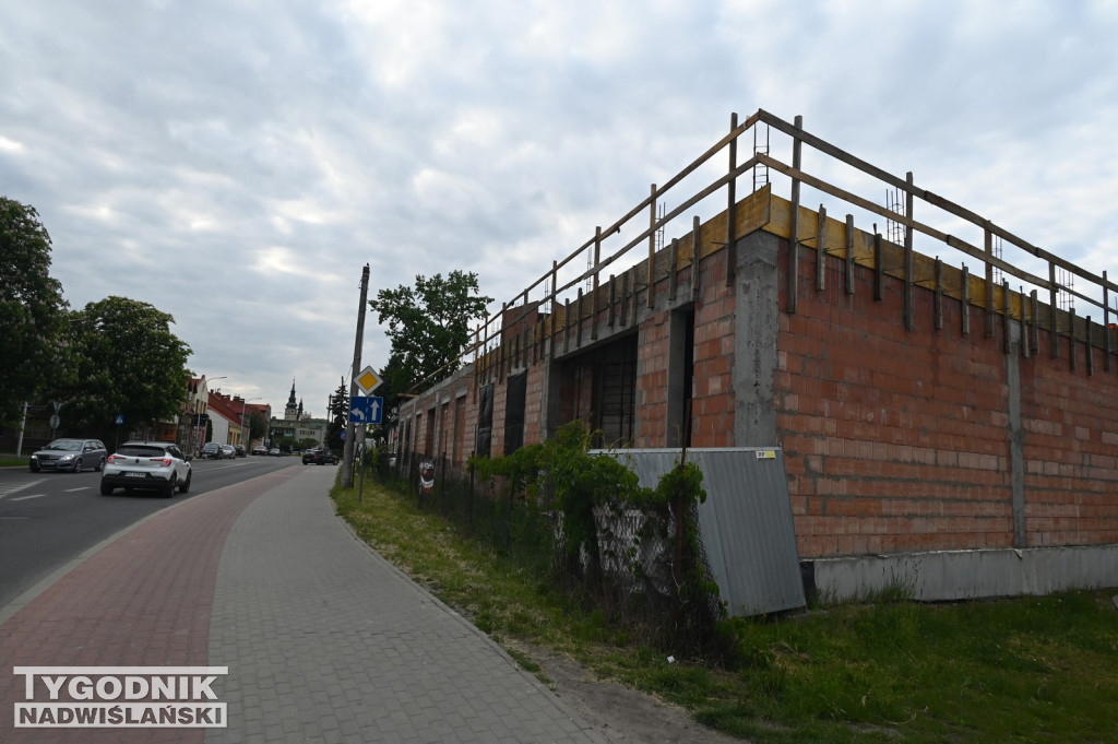 Wznowiona budowa budynku wielofunkcyjnego w Tarnobrzegu