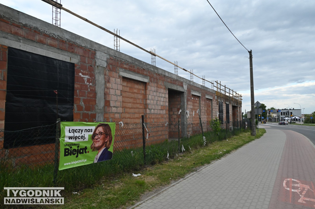 Wznowiona budowa budynku wielofunkcyjnego w Tarnobrzegu
