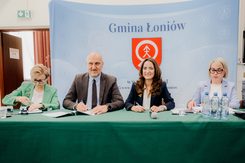 Podpisanie umowy w Łoniowie