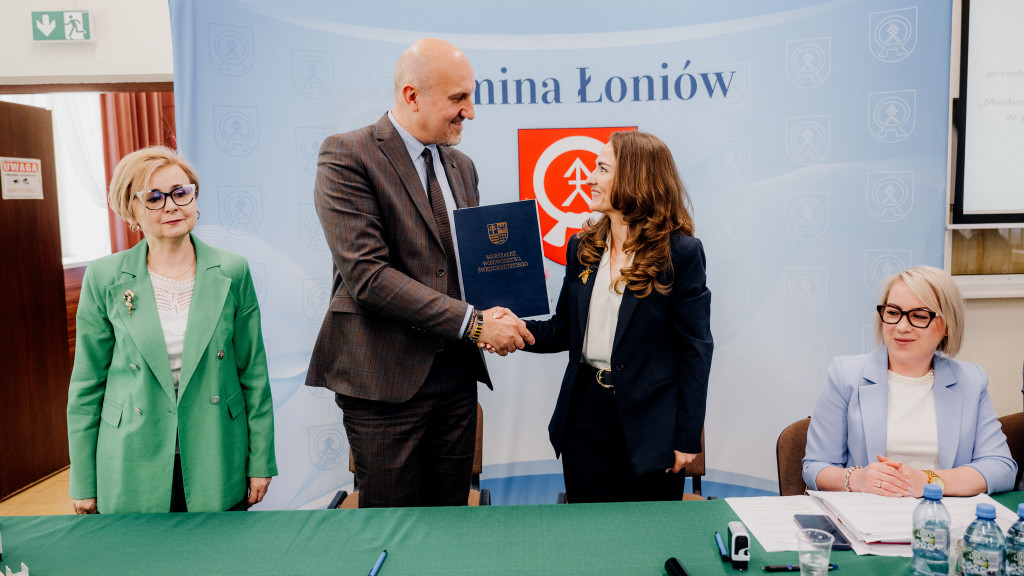 Podpisanie umowy w Łoniowie