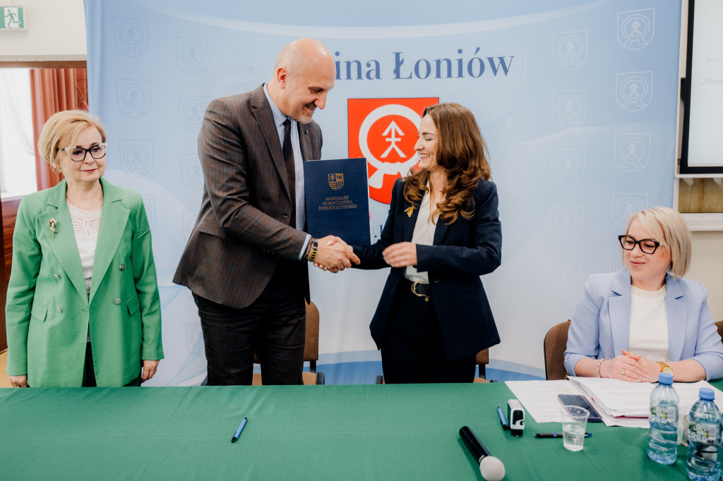 Podpisanie umowy w Łoniowie