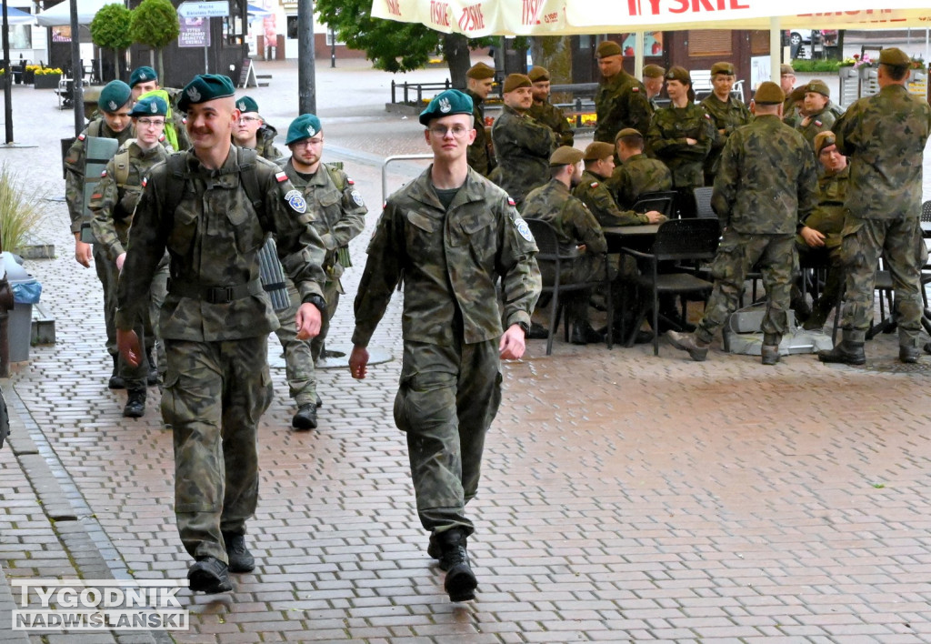 Strzelcy i żołnierze wyruszyli. Marsz Konary 2025