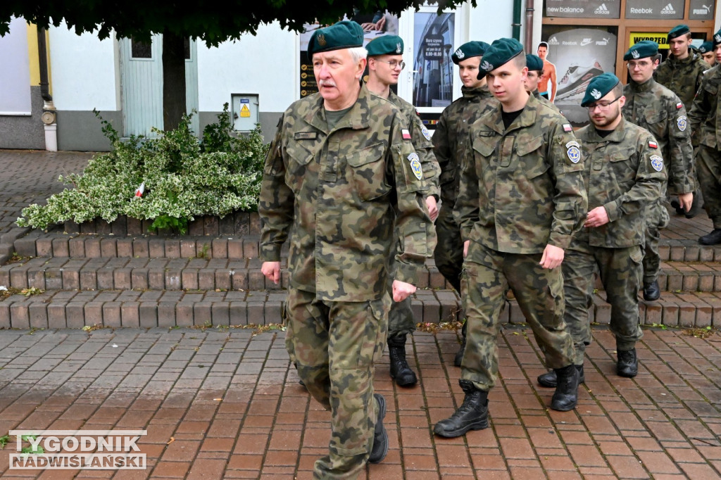 Strzelcy i żołnierze wyruszyli. Marsz Konary 2025