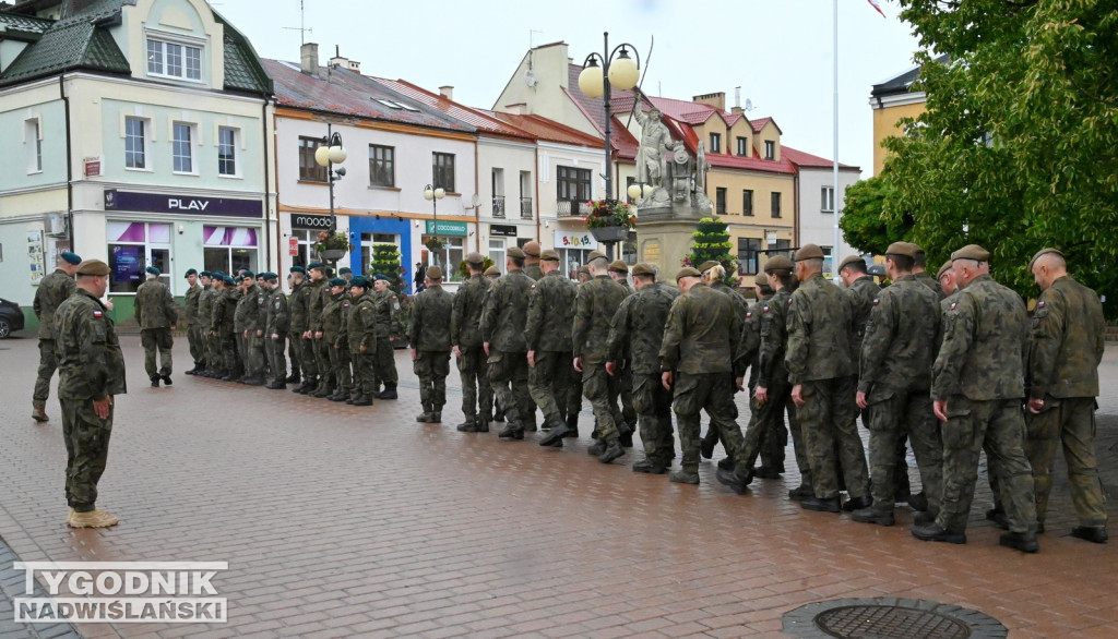 Strzelcy i żołnierze wyruszyli. Marsz Konary 2025