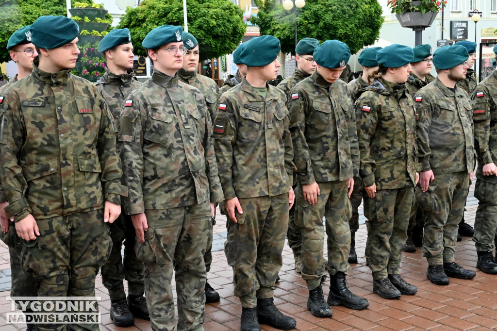 Strzelcy i żołnierze wyruszyli. Marsz Konary 2025