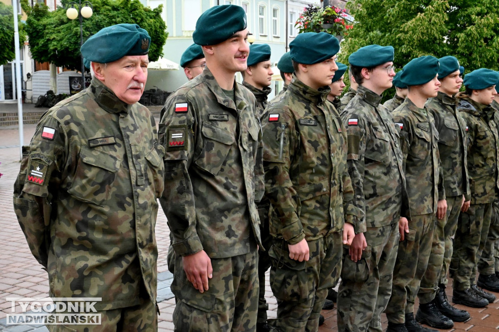 Strzelcy i żołnierze wyruszyli. Marsz Konary 2025